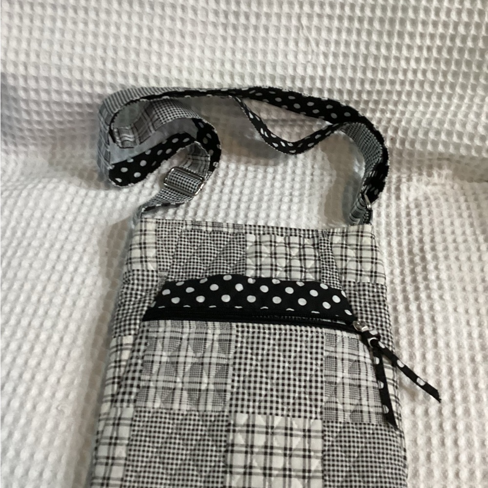 Like new Lily Waters Expression Cloth Quilted Crossbody Purse 11”x10”
